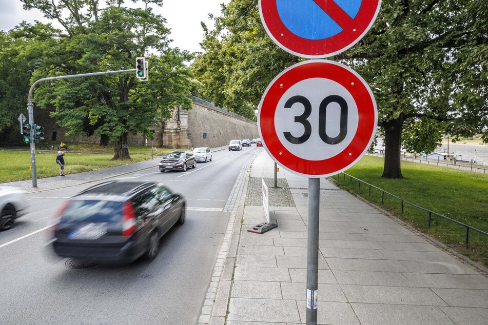 Am Terrassenufer gilt jetzt Tempo 30! Die Schilder wurden im Laufe des Tages aufgestellt.