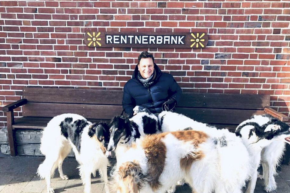 Guido Maria Kretschmer hat es sich mit seinen Hunden auf der beliebten "Rentnerbank" in List bequem gemacht.