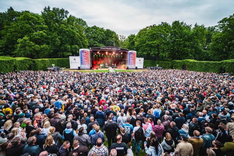 Ausgelassene Stimmung beim ersten (und ausverkauften) Konzert des Stadtpark Open Airs 2025. "Wenn Lotto King Karl eines kann, dann ist es Leute zusammenzubringen", sagte Sängerin Mimi Shell am Samstag.