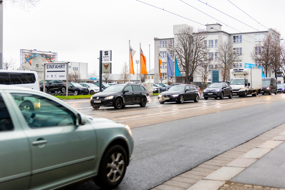 Eigentlich sollen in Dresden bald weniger Autos unterwegs sein – doch dieses Ziel könnte scheitern.
