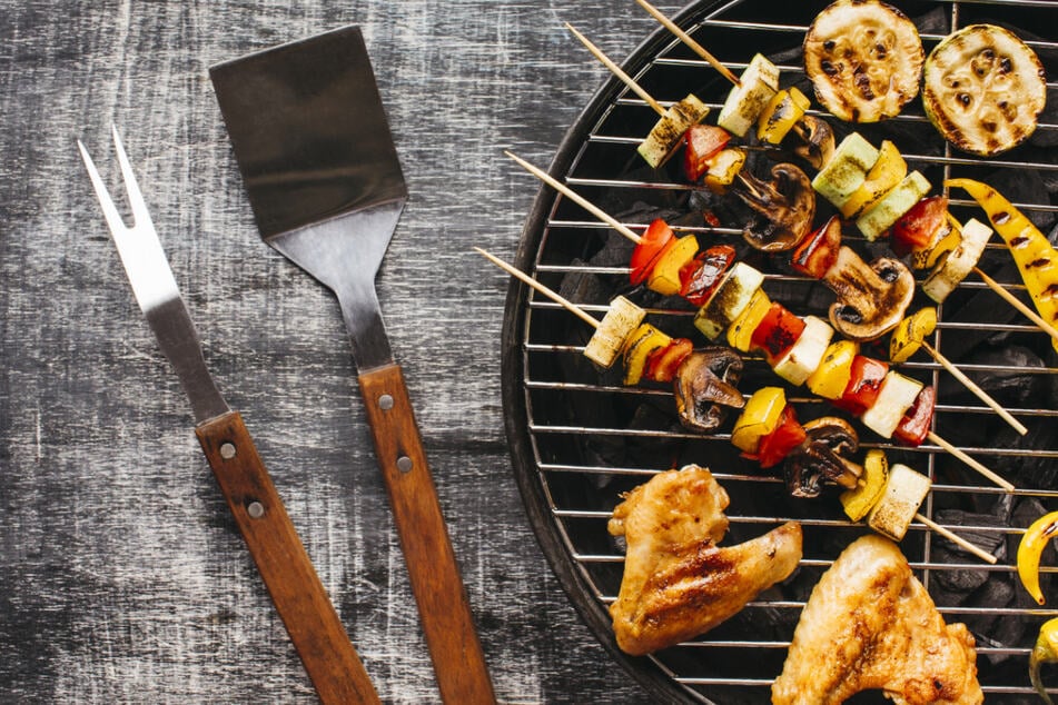 Für einen 33-Jährigen aus Leipzig konnte die Grillsaison 2025 offenbar gar nicht früh genug starten. Sonntagnacht erwischte ihn die Polizei, als er Grillzubehör aus einem Baumarkt stehlen wollte. (Symbolbild)