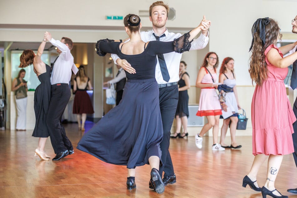 Bühne frei für junge Tänzer! Am Samstag fand das Debütanten-Casting für den SemperOpernball in der Tanzschule Lax statt.