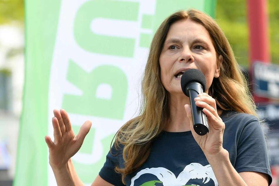 Sarah Wiener (51) ist EU-Abgeordnete der Grünen in Österreich und fordert strengere Regeln zum Einsatz von Pestiziden in der europäischen Landwirtschaft.