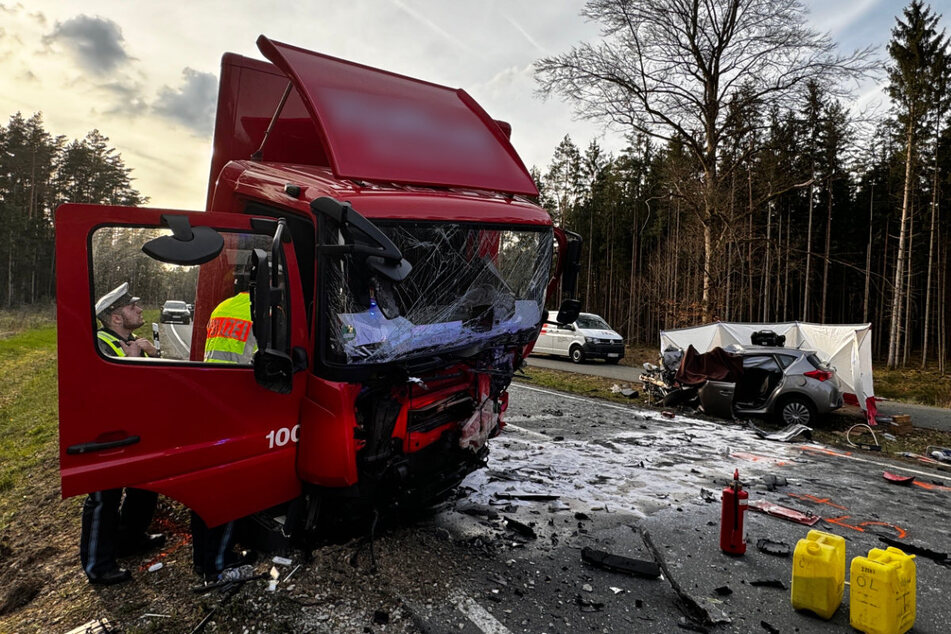 Auto kracht frontal gegen Lastwagen: Mindestens eine Person gestorben