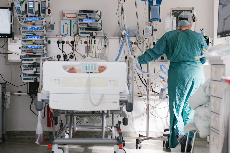 Auf den Intensivstationen in Niedersachsen werden 325 an Covid-19 Erkrankte behandelt.