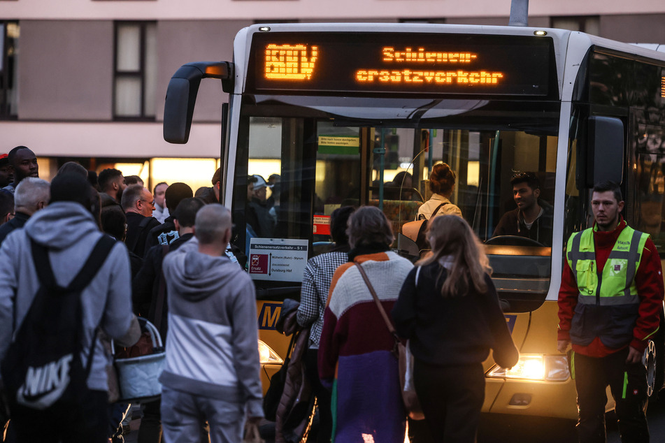 Reisende und Pendler begeben sich am Montagmorgen (2. Oktober) zu den Ersatzbussen vor dem Hauptbahnhof in Duisburg.