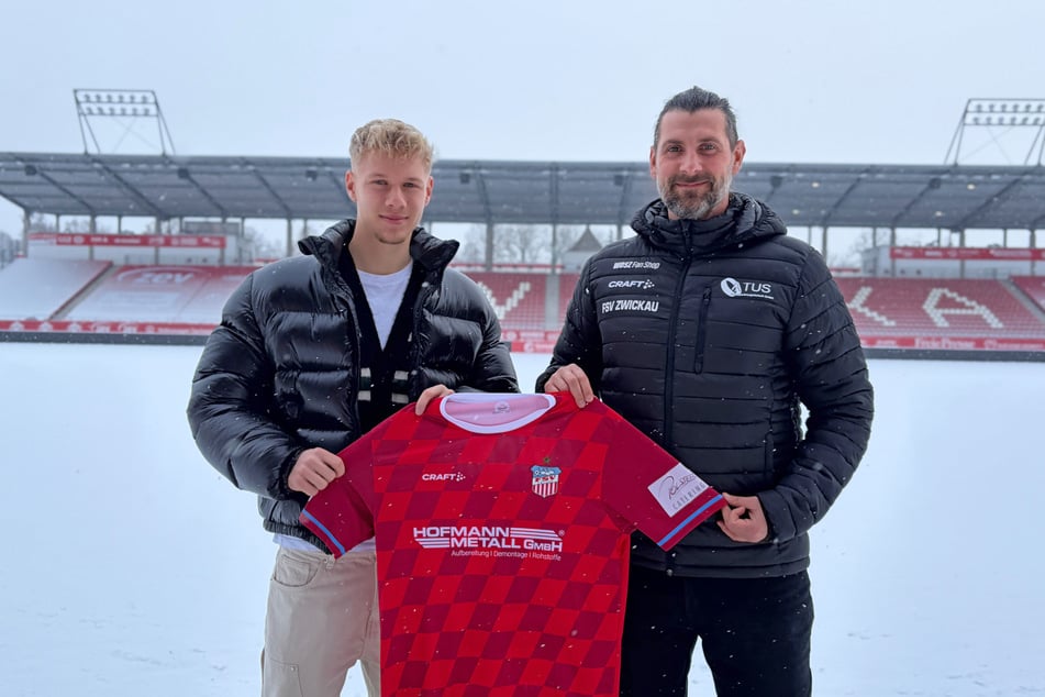 Luca Prasse (21, l.) wird die nächsten Monate das FSV-Trikot tragen. FSV-Sportchef Robin Lenk (41) freut sich riesig auf den Offensivspieler.