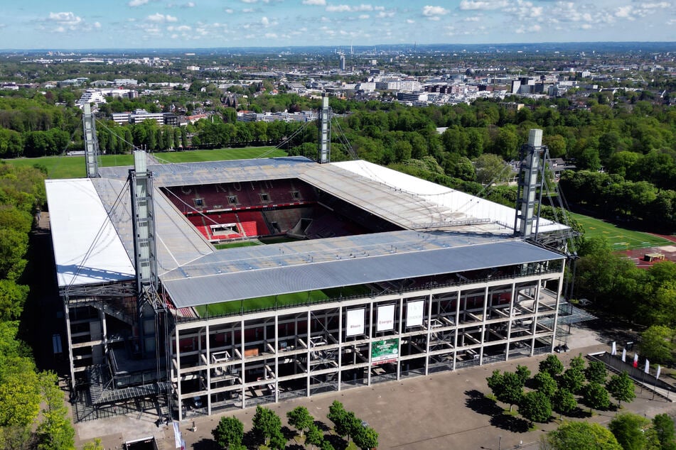 Der Überfall ereignete sich am Sonntagabend unweit des RheinEnergie-Stadions in Köln-Müngersdorf. (Archivbild)