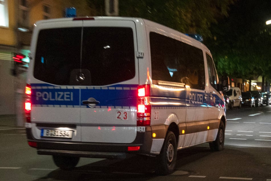 Ein Streifenwagen der Berliner Polizei soll einen BVG-Bus ausgebremst haben und anschließend einfach weitergefahren sein. (Symbolfoto)