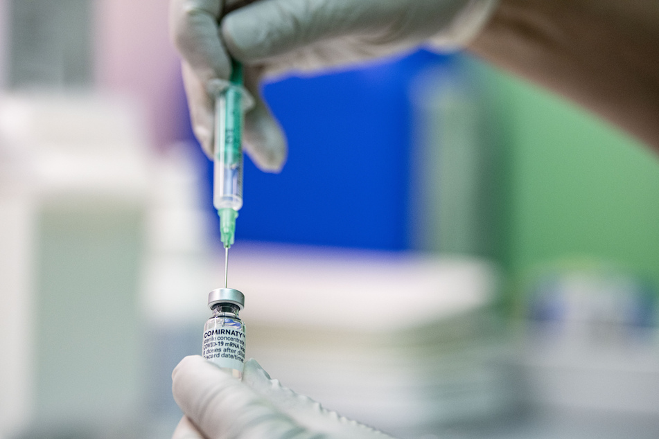 Berlin: Ein Kinder- und Jugendarzt zieht den Corona-Impfstoff Comirnaty von Biontech/Pfizer in eine Spritze. Ein vollständiger Impfschutz mit zwei Dosen der Mittel von Biontech/Pfizer oder Astrazeneca verhindert einer britischen Datenanalyse zufolge sehr gut schwere Krankheitsverläufe bei der Delta-Variante des Coronavirus.