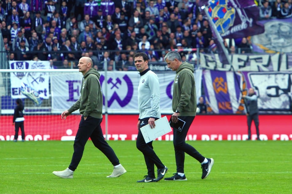 Sportchef Matthias Heidrich (47, v.l.), Co-Trainer Jörg Emmerich (51) und Chefachoach Jens Härtel (56) - alle drei stehen irgendwo in der Kritik. Nur ein Sieg gegen Ingolstadt rettet wohl alle drei.