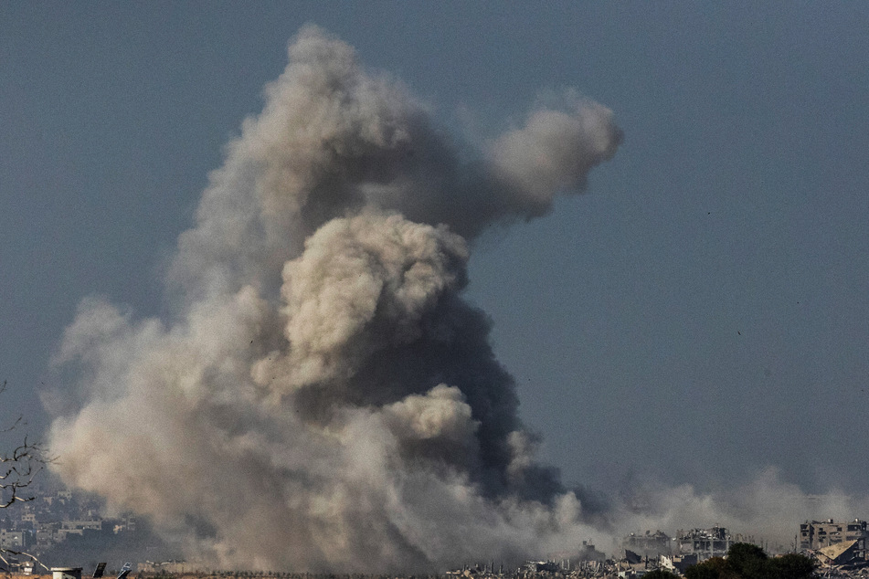 Nach der siebentägigen Waffenruhe steigt nach einem israelischen Luftangriff über dem Gazastreifen wieder Rauch auf.
