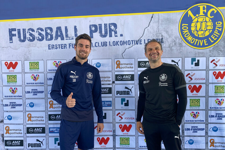 Leon Heynke (21, l.) und Coach Almedin Civa (49). Das Abwehrtalent verlängert seinen Vertrag um ein Jahr.