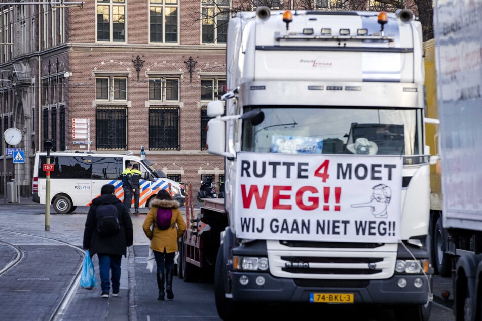Protest vergangenen Samstag in Woerden: Ein Lkw steht auf der Straße, während im Hintergrund Polizisten eine Kreuzung blockieren.