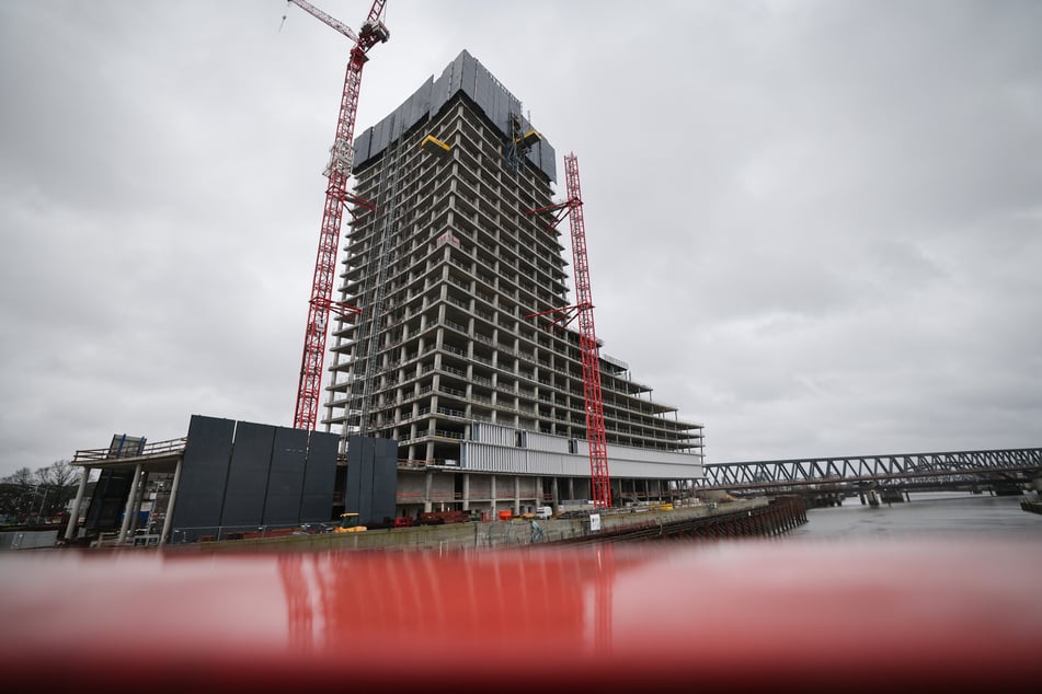 Die stillgelegte Baustelle des Elbtower in der Hafencity.