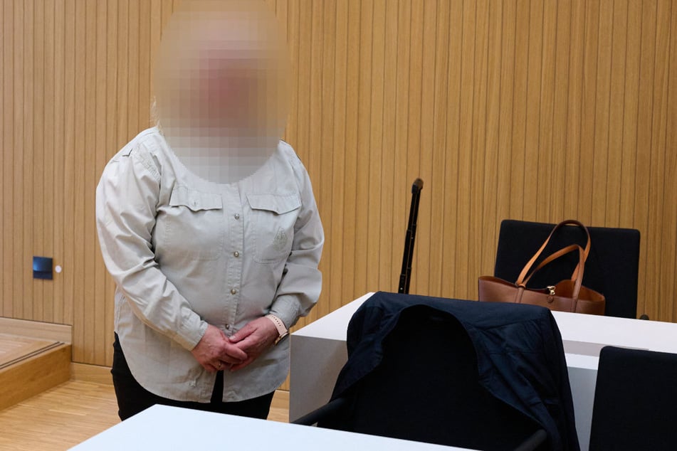 Während der Verhandlung entschuldigte sich die Angeklagte mehrfach bei den Zeuginnen und Zeugen sowie den Opfern.