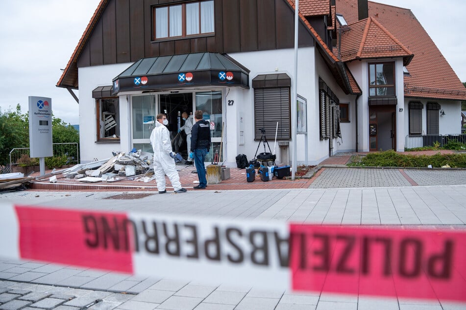 Der gesprengte Geldautomat befindet sich in einem Wohn- und Geschäftsgebäude in Eckental.