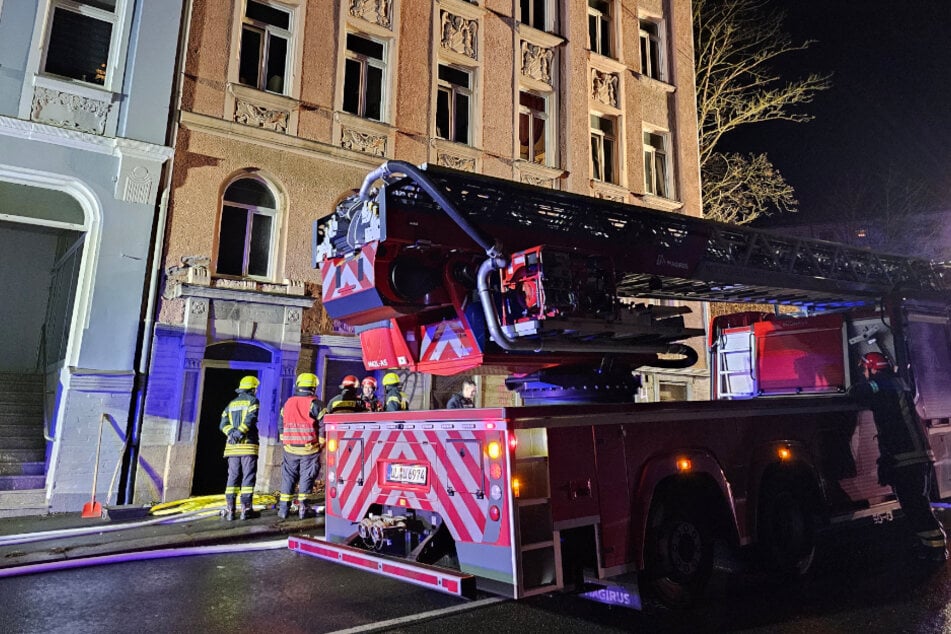 Feuerwehreinsatz in Plauen: Brand in Mehrfamilienhaus ausgebrochen