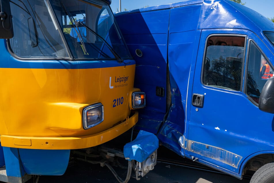 Der Transporter wurde durch den Zusammenstoß stark eingedellt.