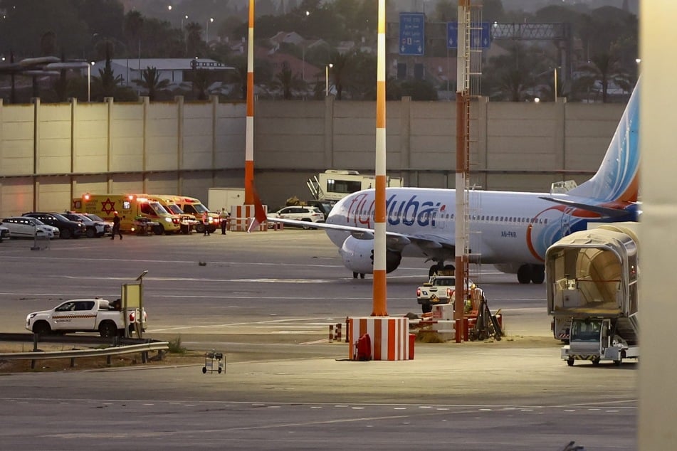 Ein Flugzeug der Fluggesellschaft flydubai mit israelischen Passagieren an Bord, die zuvor in einem anderen flydubai-Flugzeug gesessen hatten, das in Saudi-Arabien notgelandet war, steht bei der Ankunft am Internationalen Flughafen Ben Gurion auf dem Rollfeld.
