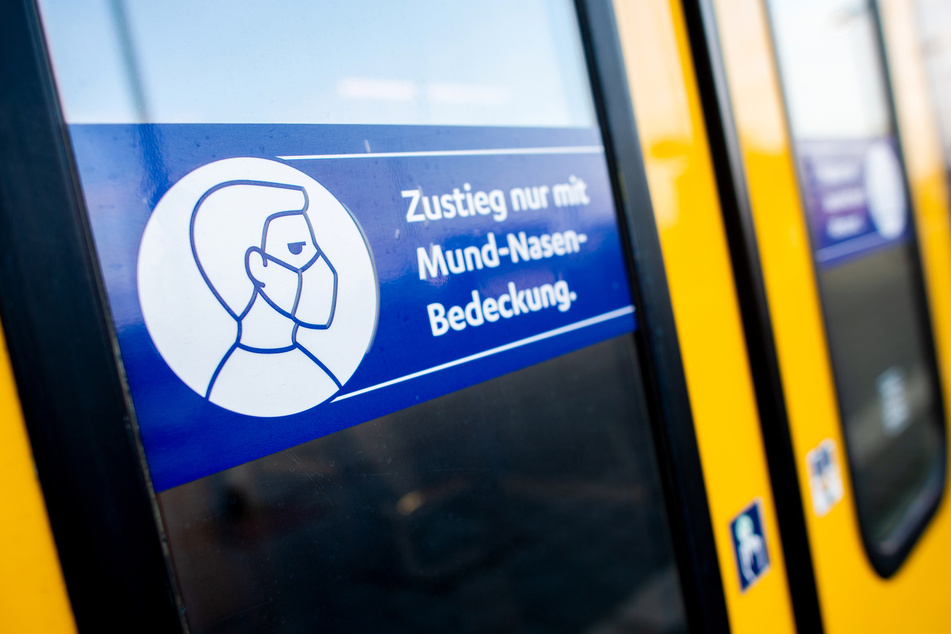 Nicht betroffen von der Lockerung der Maskenpflicht im Nahverkehr sind Reisen im Fernverkehr, etwa mit der Deutschen Bahn. (Symbolbild)