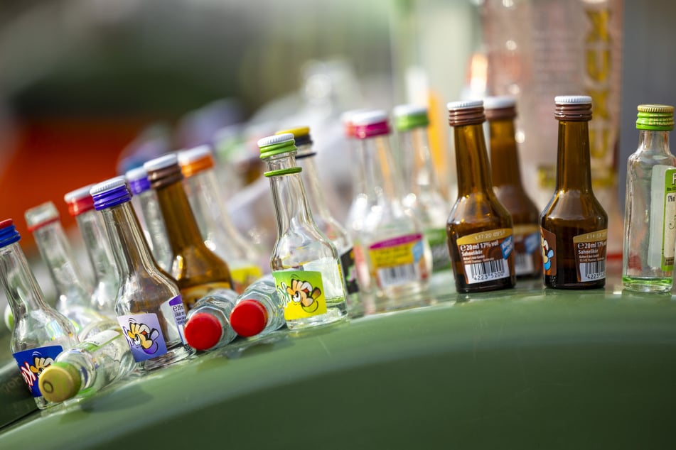 Zwischen dem ganzen Müll tummeln sich oft leere Alkoholflaschen. (Archivbild)