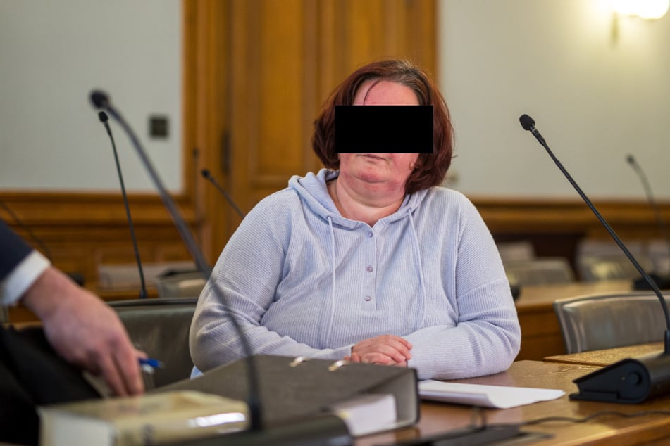 Verfolgte den Prozessauftakt wortlos: die suspendierte Polizeihauptmeisterin Anke S. (47).