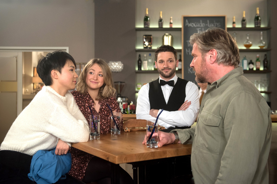 "Rote Rosen": Ellen (1. v.l.) hat Grund zu feiern. Oliver ist endlich weg.