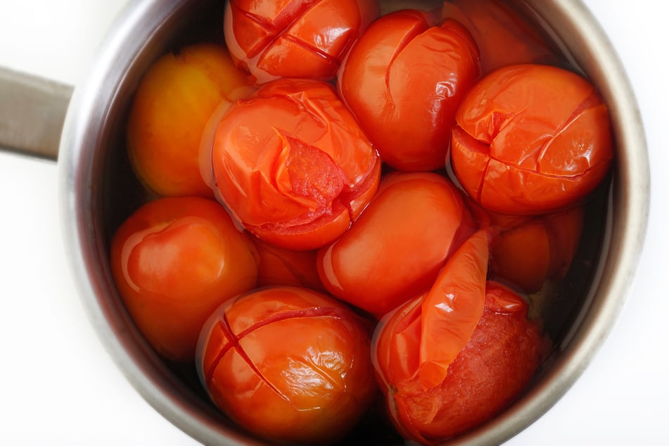 Damit die ganzen Tomaten im Gefrierfach nicht platzen, sollte man sie vorab blanchieren.