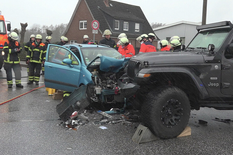 Der Chevrolet war frontal in den Jeep gekracht. Die Fahrerin wurde dabei schwer verletzt.