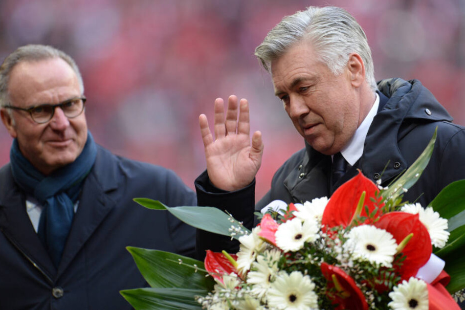 Trainer Carlo Ancelotti (r.) erhielt zum 1000. Spiel als Trainer einen Blumenstrauß von Karl-Heinz Rummenigge. (Archivbild)