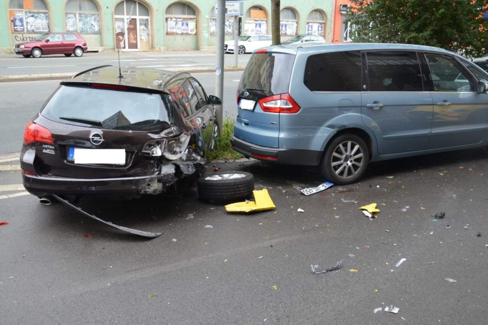 Der Mustang krachte in geparkte Autos.