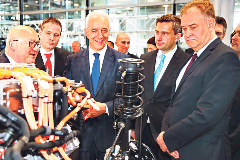Ministerpräsident Tillich und
Wirtschaftsminister Dulig (2.v.r.)
ließen sich die E-Golf-Produktion
erklären.