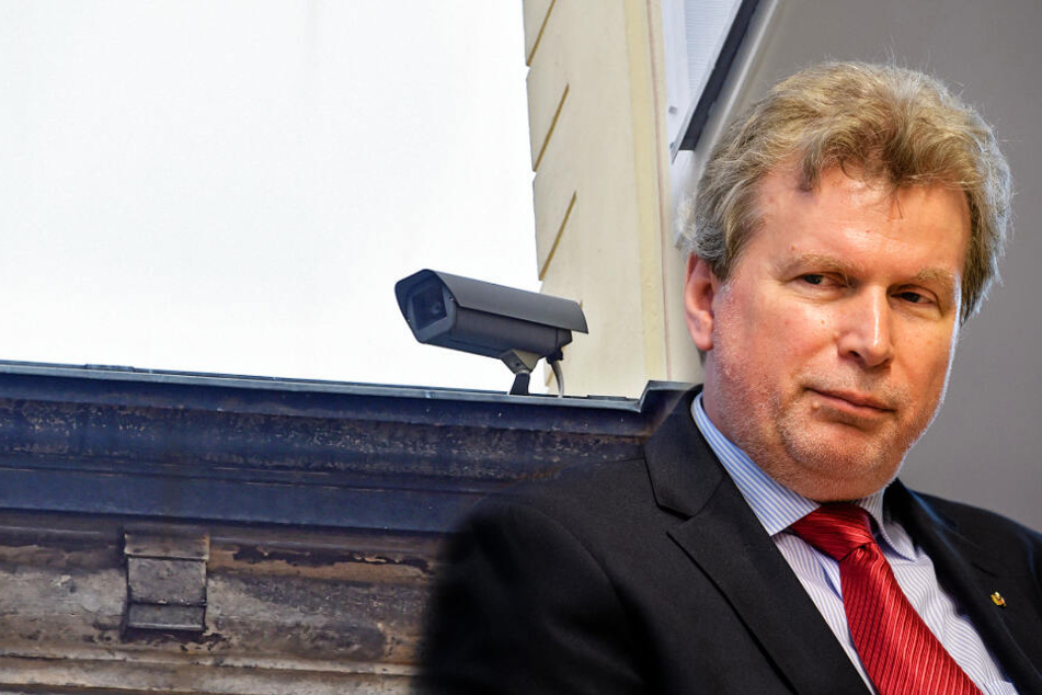 Kunstmarktdetektiv Willi Korte (65) wundert sich, wie leicht es die Diebe hatten. Die Diebe brauchten nur wenige Minuten, flohen unerkannt.