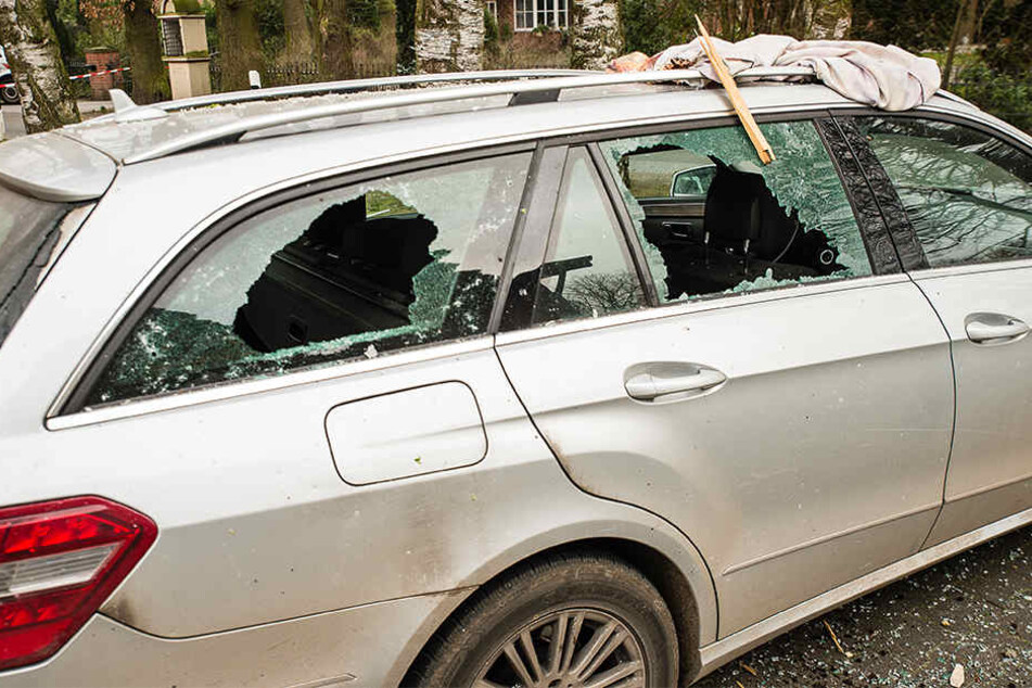 Das Ausmaß der Beschädigung ist immens. Sogar nahestehende Autos wurden zerstört.