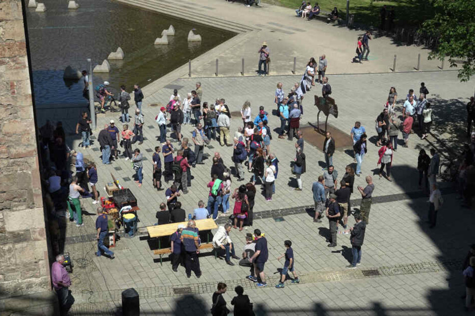 Etwa 100 Personen kamen zum Grillen am Roten Turm.