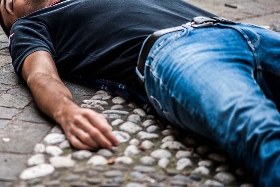 Ein Passant fand den Mann verletzt auf dem Boden und alarmierte den Rettungsdienst (Symbolbild)