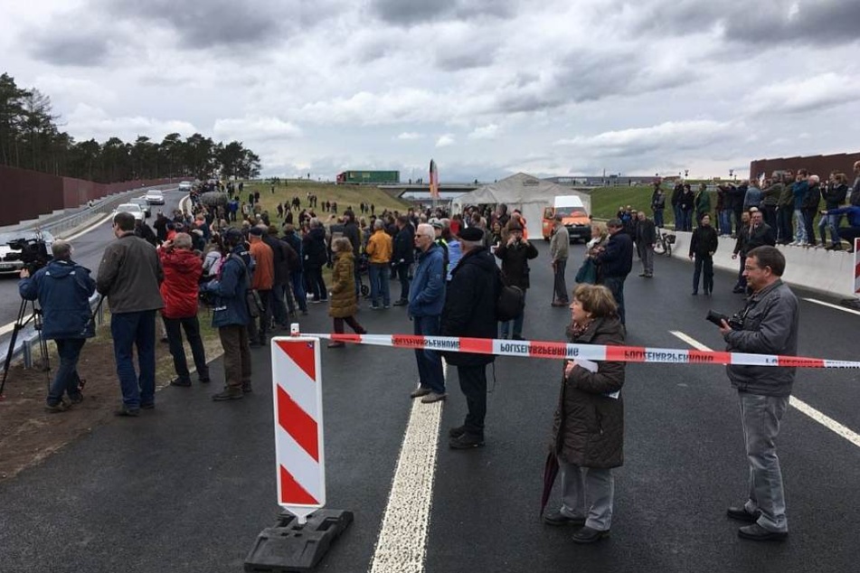 Kurz vor 15 Uhr durften die ersten Autos über das neue Teilstück der A33 fahren.