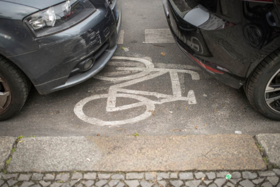 Typisches Bild in Berlin: Ein gleich von zwei Autos zugeparkter Radweg.