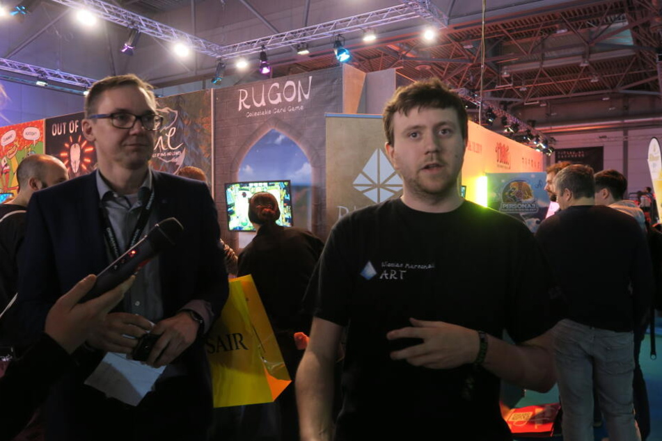 Nicolas Marschall (r.) von Glaucus Games bei der Vorstellung des neuen Indie-Spiels "Rugon".