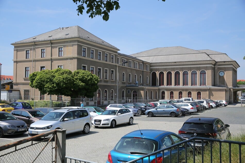 Mann mischt sich am Bautzener Bahnhof in Kontrolle ein und beleidigt Polizisten