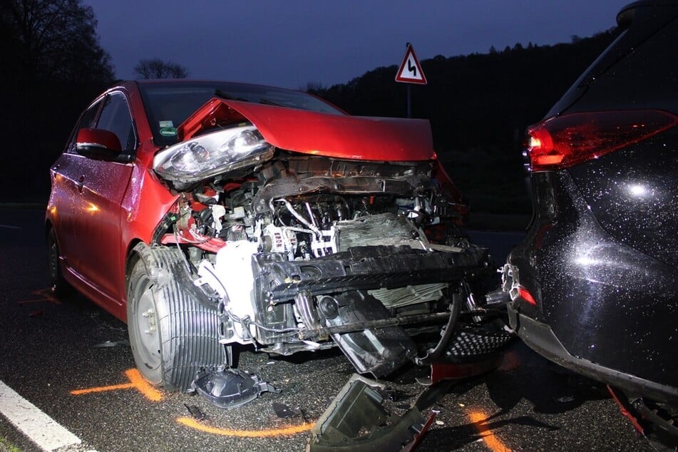 Kia und Ford waren nach dem Crash nicht mehr fahrbereit und mussten abgeschleppt werden.