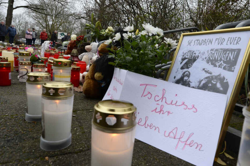 Nach dem verheerenden Brand im Affenhaus des Krefelder Tierparks an Silvester hatten viele Besucher ihrer Trauer damit Ausdruck verliehen (Archivbild).