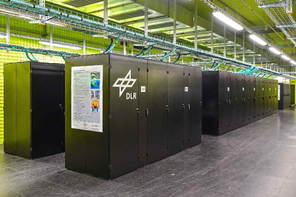 Im neuen Supercomputer arbeiten fast 150 000 Rechnerkerne.