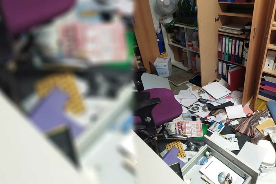 Im Büro hinterließen die Diebe Chaos.