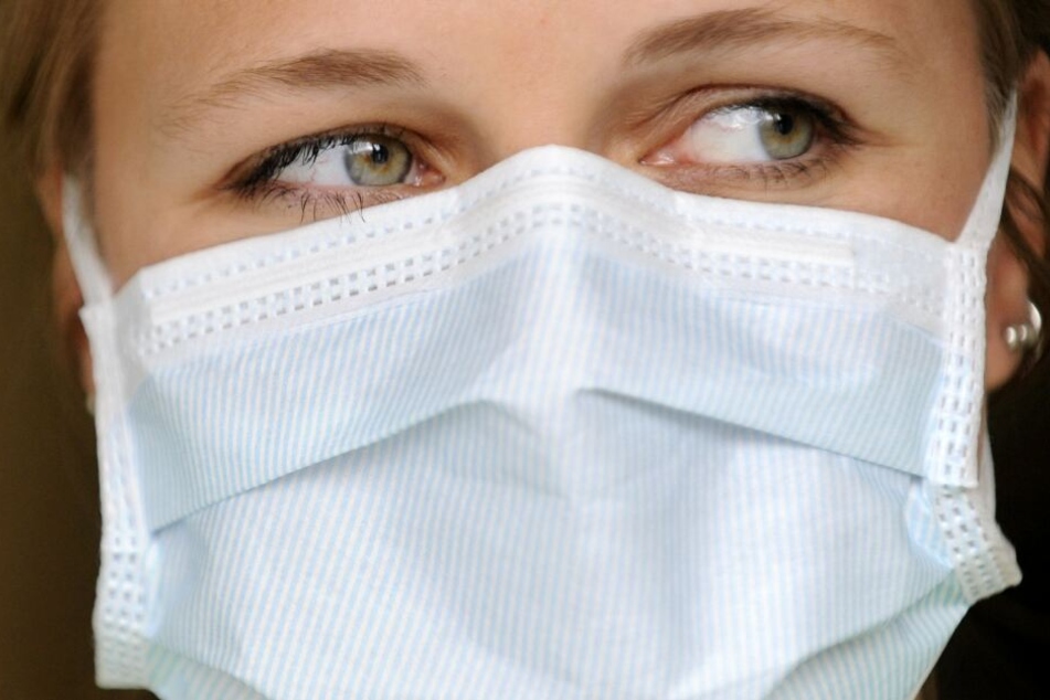 Eine Krankenschweseter in Hamburg trägt zur Sicherheit einen Mundschutz. (Archibild)