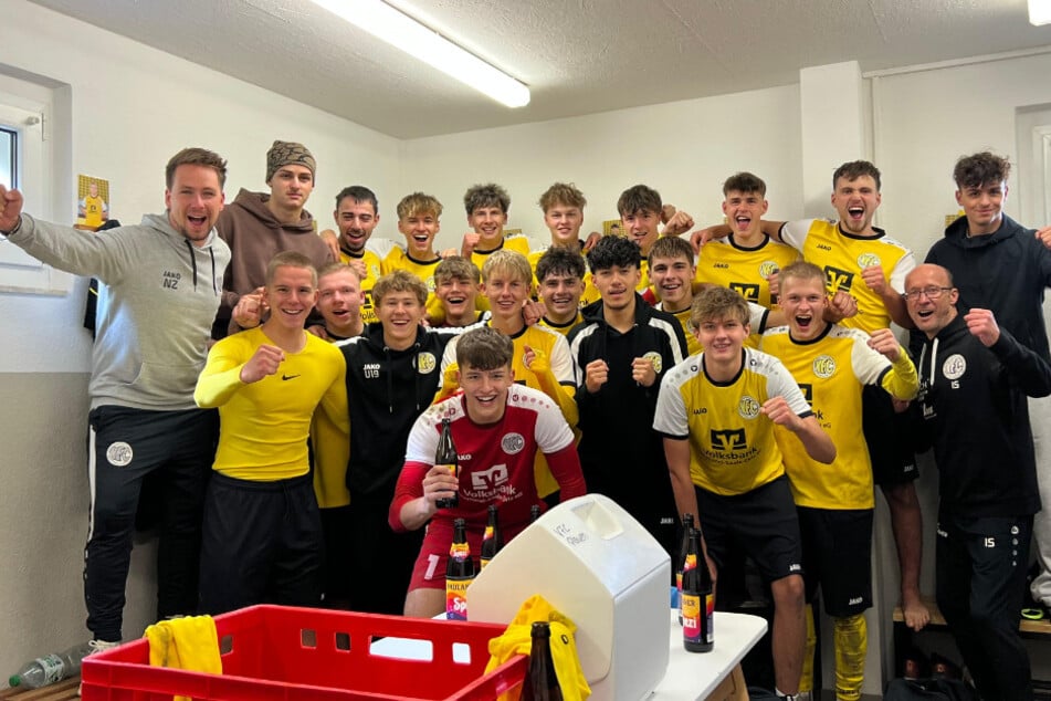 Die A-Junioren des VFC mit Trainer Norman Zschach (l.) nach ihrem Heimsieg gegen TeBe. Die Punkte sollen sie jetzt wieder abgezogen bekommen.