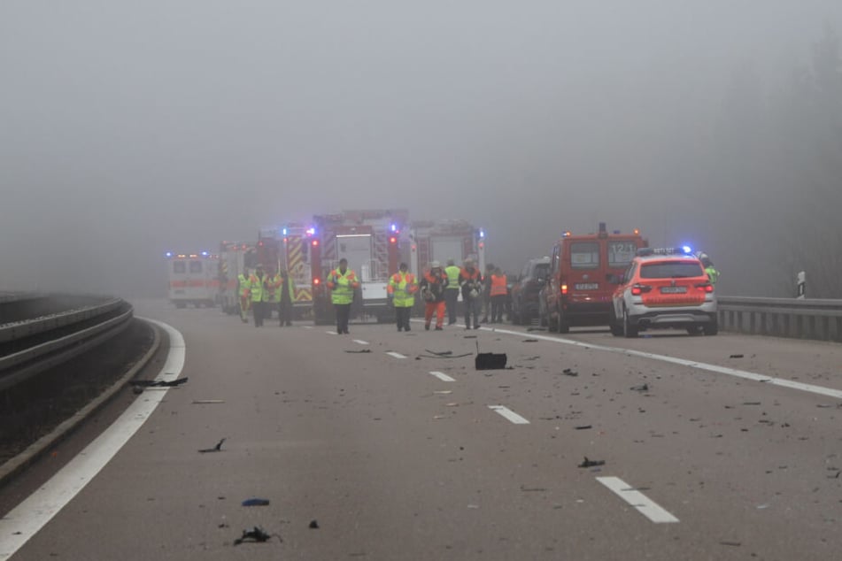 Trümmerteile liegen auf der A3. Ein schwerer Unfall hat zwei Menschen aus dem Leben gerissen.
