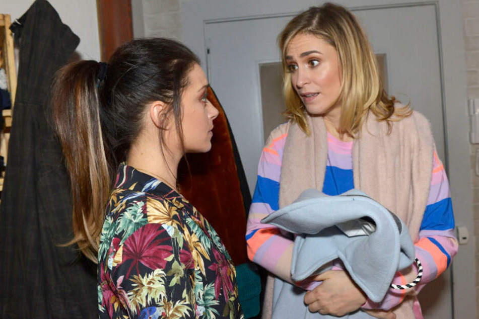 Emily spricht mit Sophie.