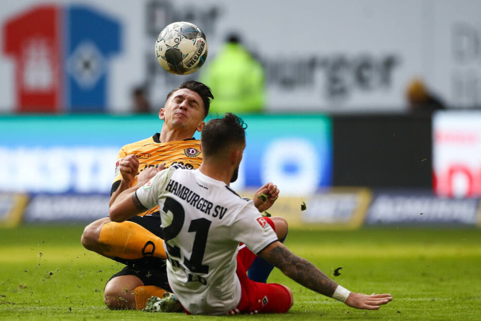 Tim Leibold und Baris Atik kämpfen um den Ball.